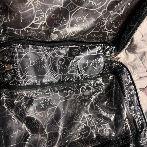 Pre-owned Betsy Johnson weekender bag used 3 times - Picture 5 of 6